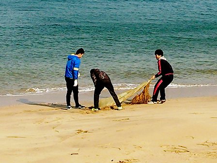 自由ケ丘高等学校 砂浜を使って練習を行いました 陸上競技部