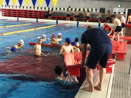 自由ケ丘高等学校 １年生は水泳実習をしています